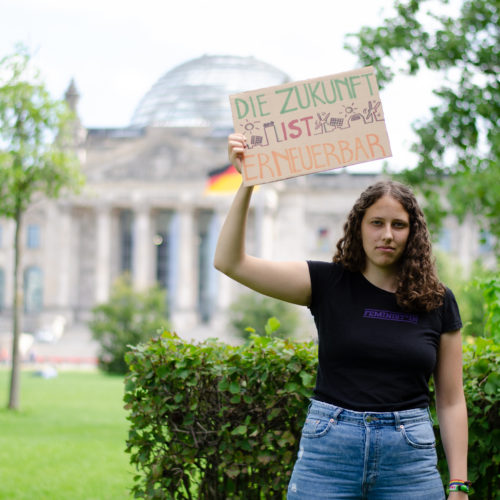 Annka mit Schild "Die Zukunft ist erneuerbar"